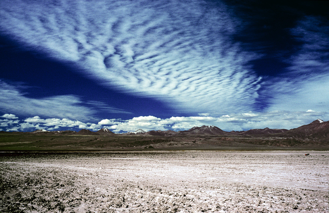 chi_9_31 salar atacama.jpg - Atacama Salar d'Atacama Au fond, la chaîne des volcans dont certains dépassent 6000 m d'altitude